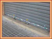 Instalacion de cortinas metalicas de enrollar en casas.